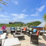 3-Level Condo With A Private Balcony & Rooftop Lounge