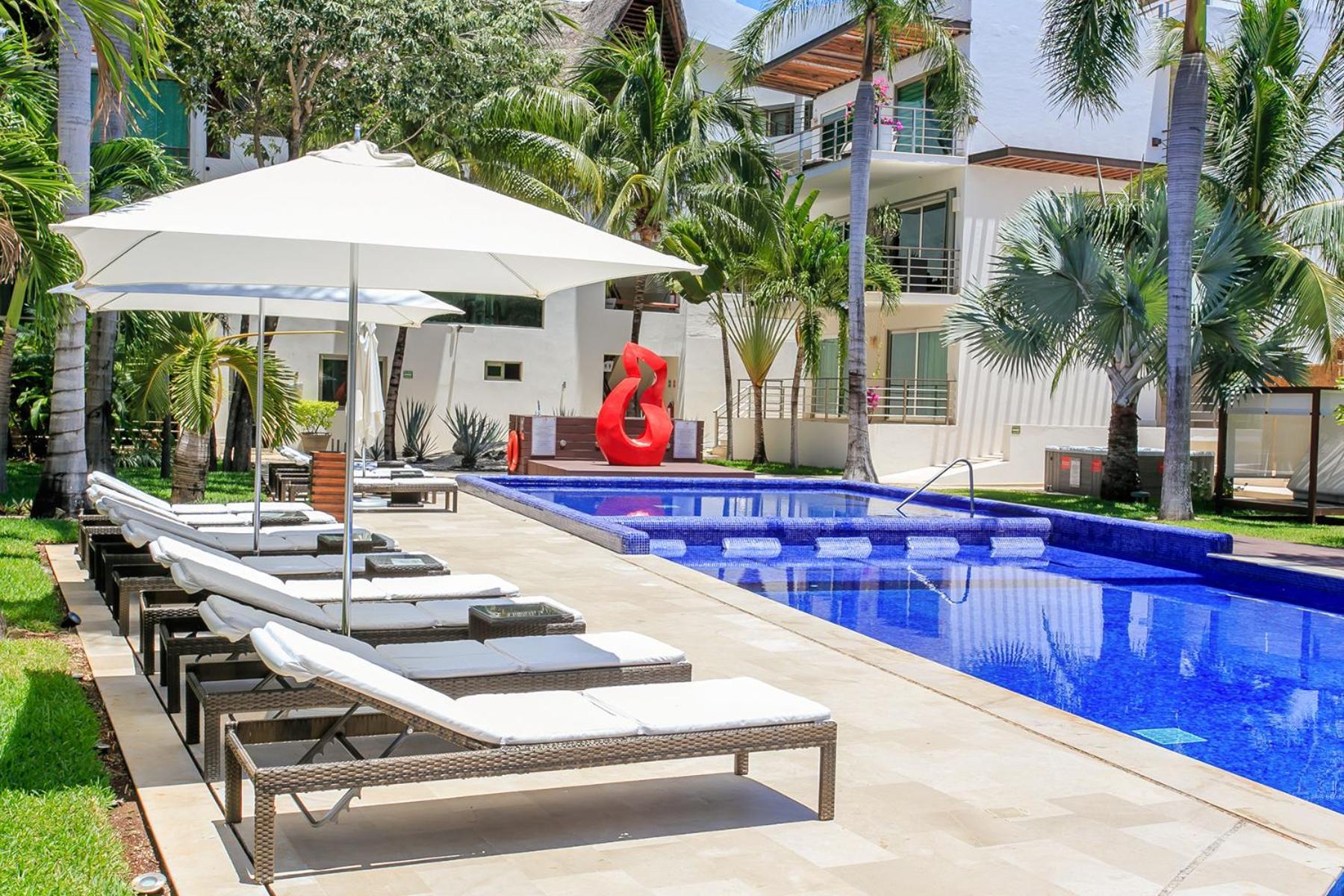 3-level With A Private Balcony & Rooftop Lounge